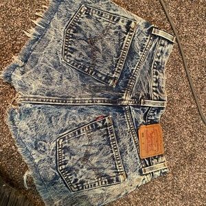 Levi’s. Size 26. High waisted. Like new.